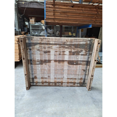 Steenschotten lariks-douglas 145 x 110 x 4,5cm  (Met voet 18cm de hoogte) - tweede keuze